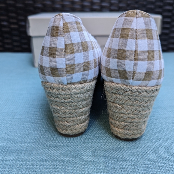 NWOT 7.5M Bandolino Peep Toe, Slip On Wedge White & Tan Espadrilles - Picture 10 of 10